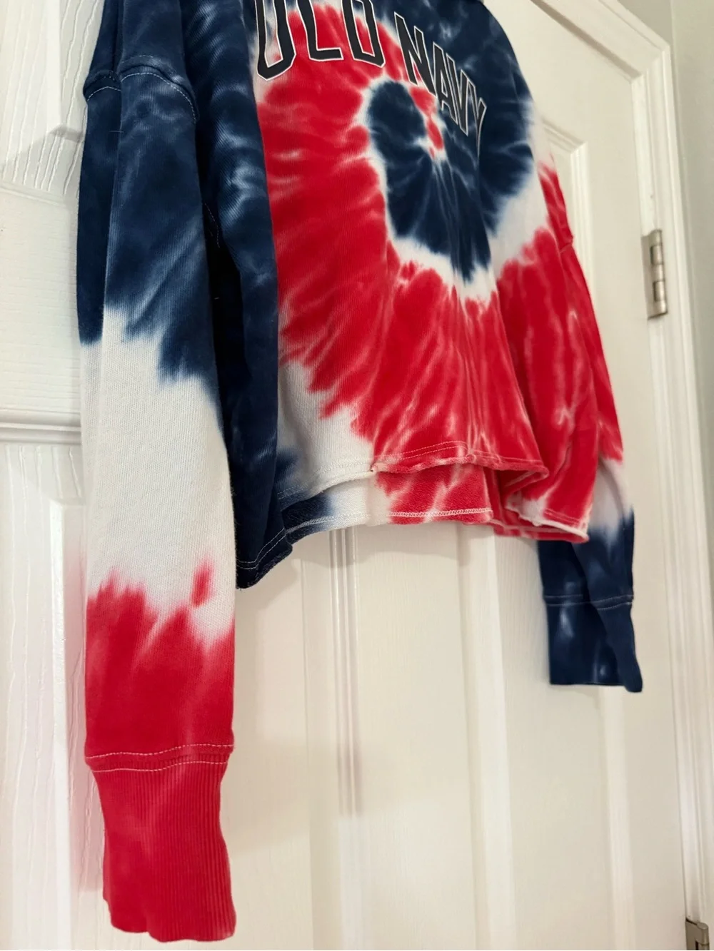 Old Navy girls red, white, and blue tie-dye cropped hoodie in a M (8)